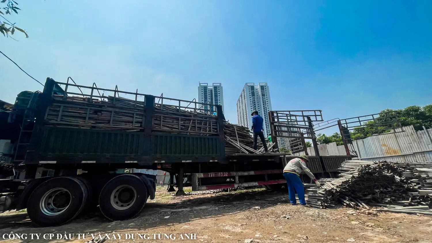 Công việc bốc dỡ xuống tại Kho Tùng Anh cơ sở An Khánh, Hà Nội