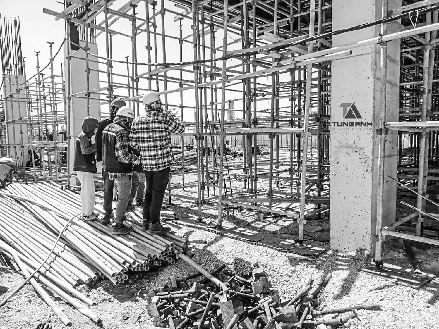 Công nhân lắp giàn giáo dưới sự giám sát kỹ thuật