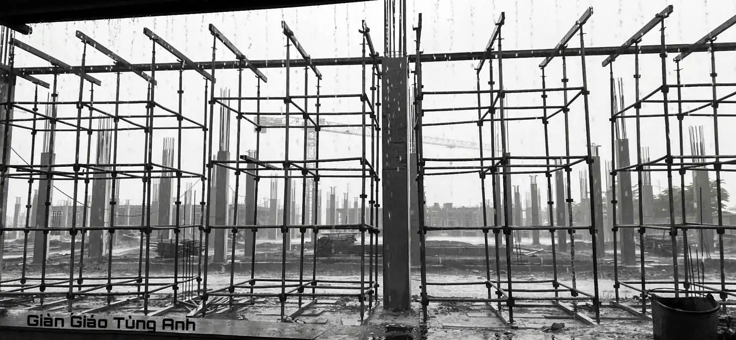 Giàn giáo bao quanh khu vực nhà xưởng đang xây dựng