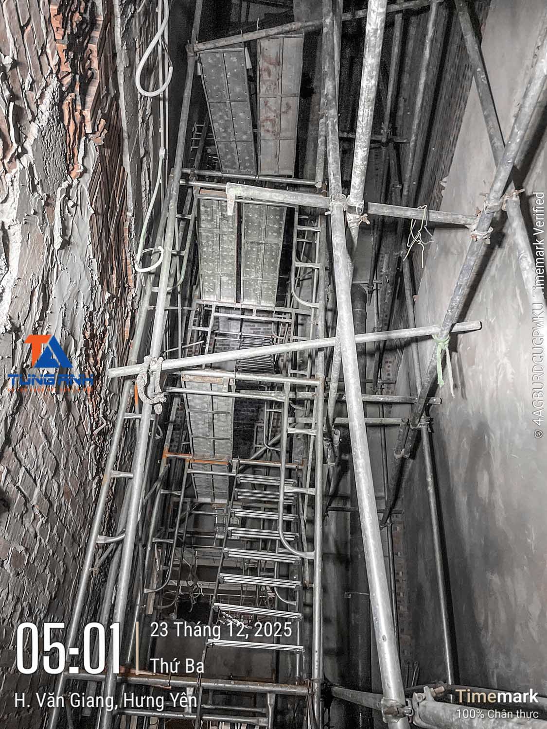 Giàn giáo di động bên trong đại sảnh tầng 1