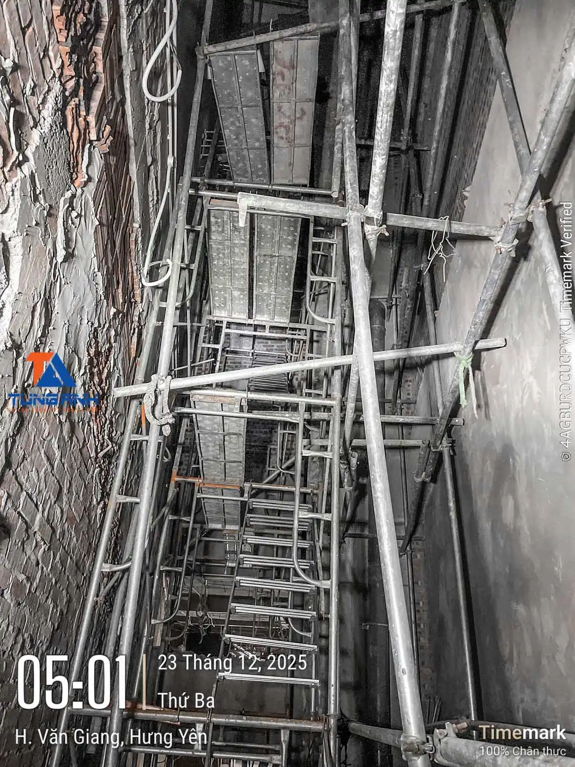 Giàn giáo di động bên trong đại sảnh tầng 1