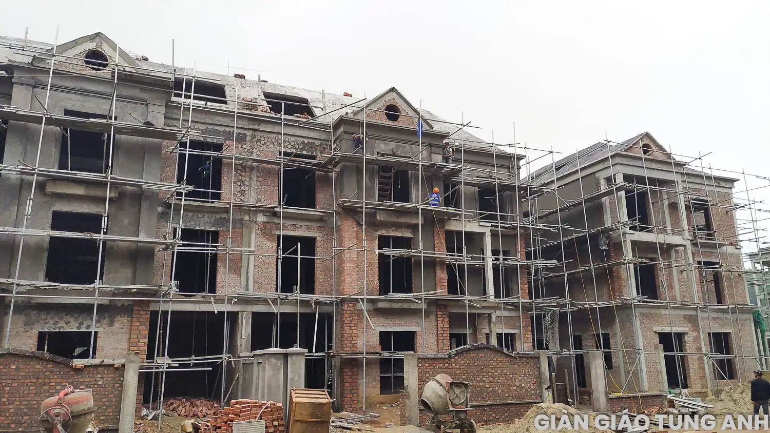 Giàn Giáo Tuýp bao quanh công trình