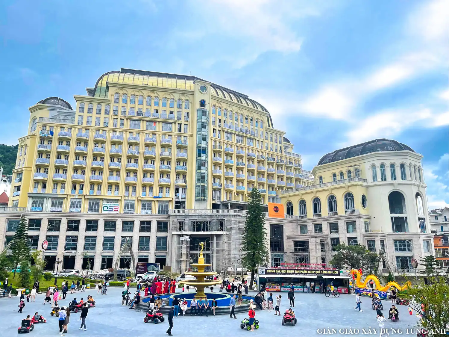 giàn giáo xây dựng tại Hôtel de l'Amour Tam Đảo