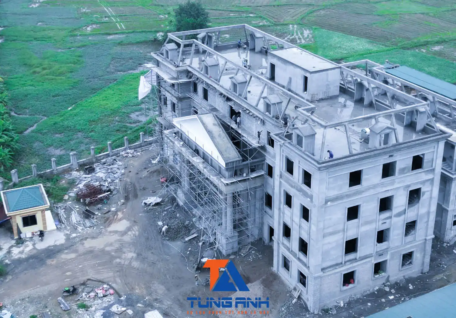 Giàn giáo xây dựng tòa án Hòa Bình