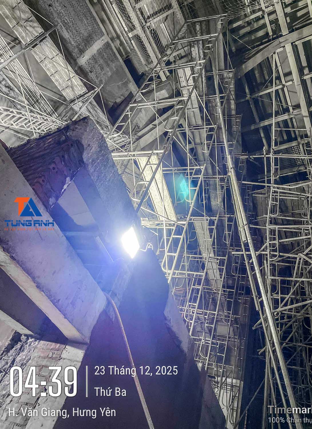 Hệ thống giàn giáo hoàn thiện biển bảng quảng cáo