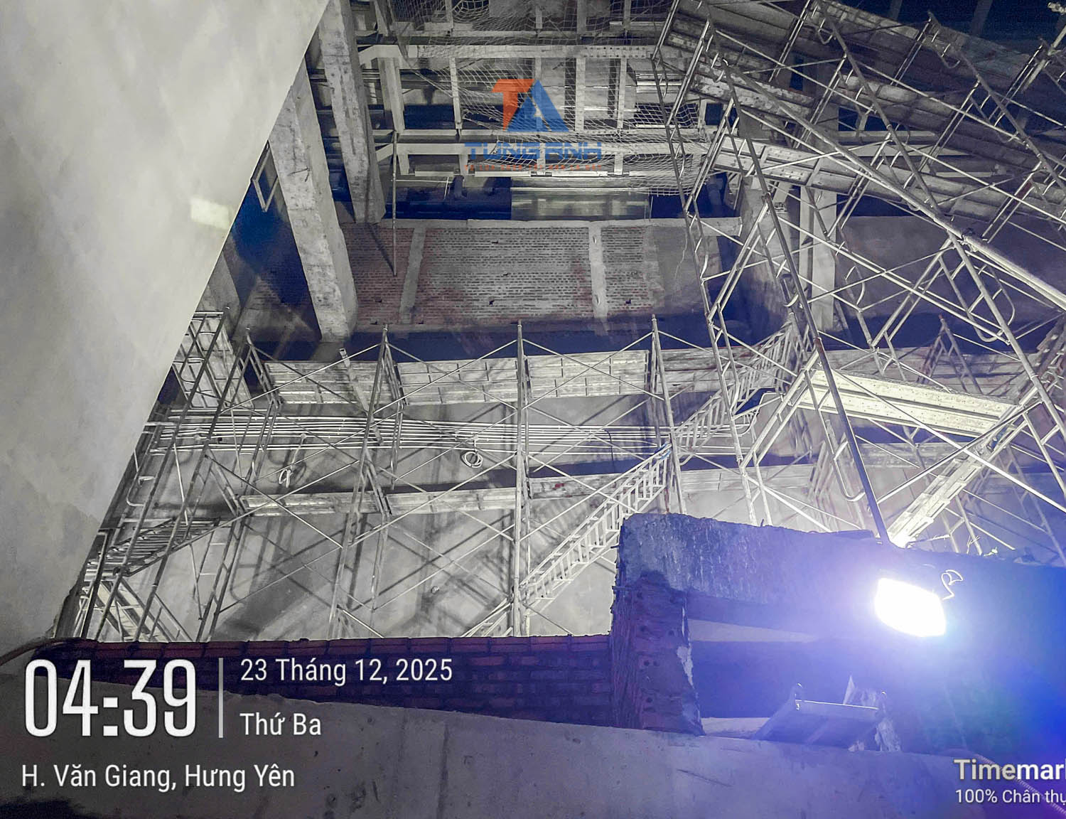 Lắp đặt hệ thống giàn giáo bao che mặt ngoài