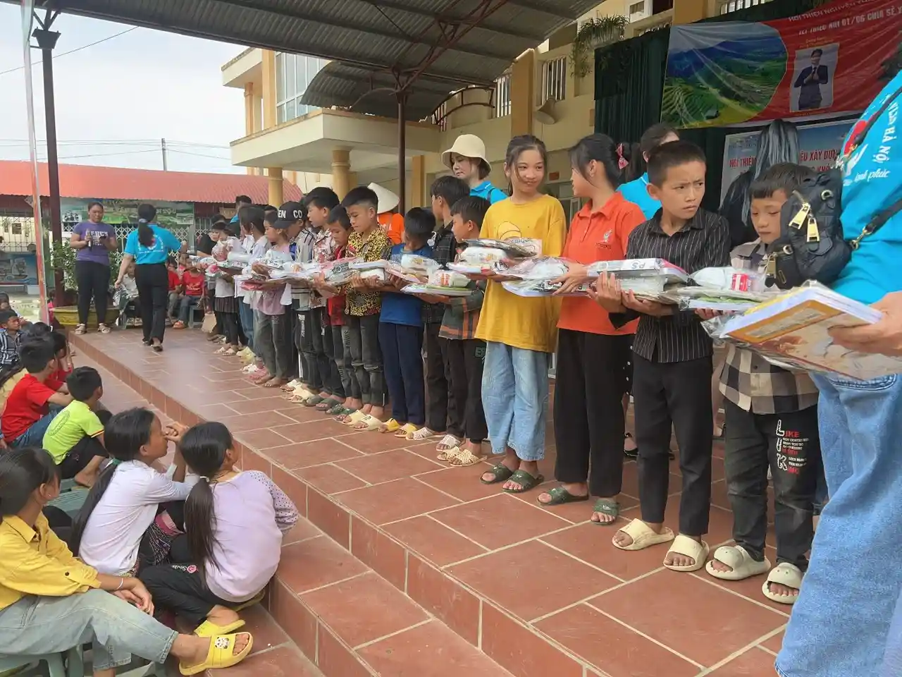 Trao quà học sinh trường PTDTBT Tà Mung