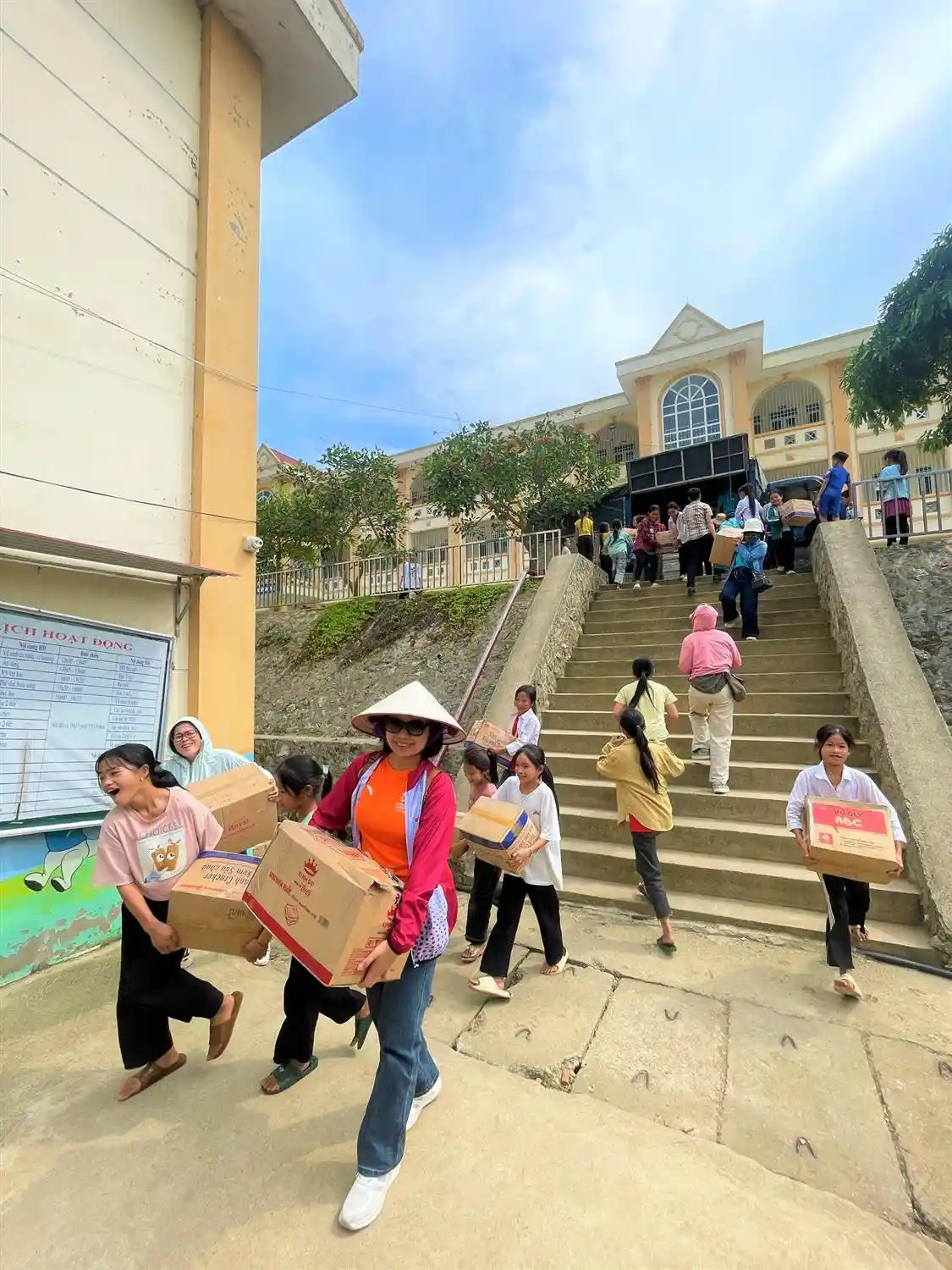 Hạ hàng xe tải từ Hà Nội