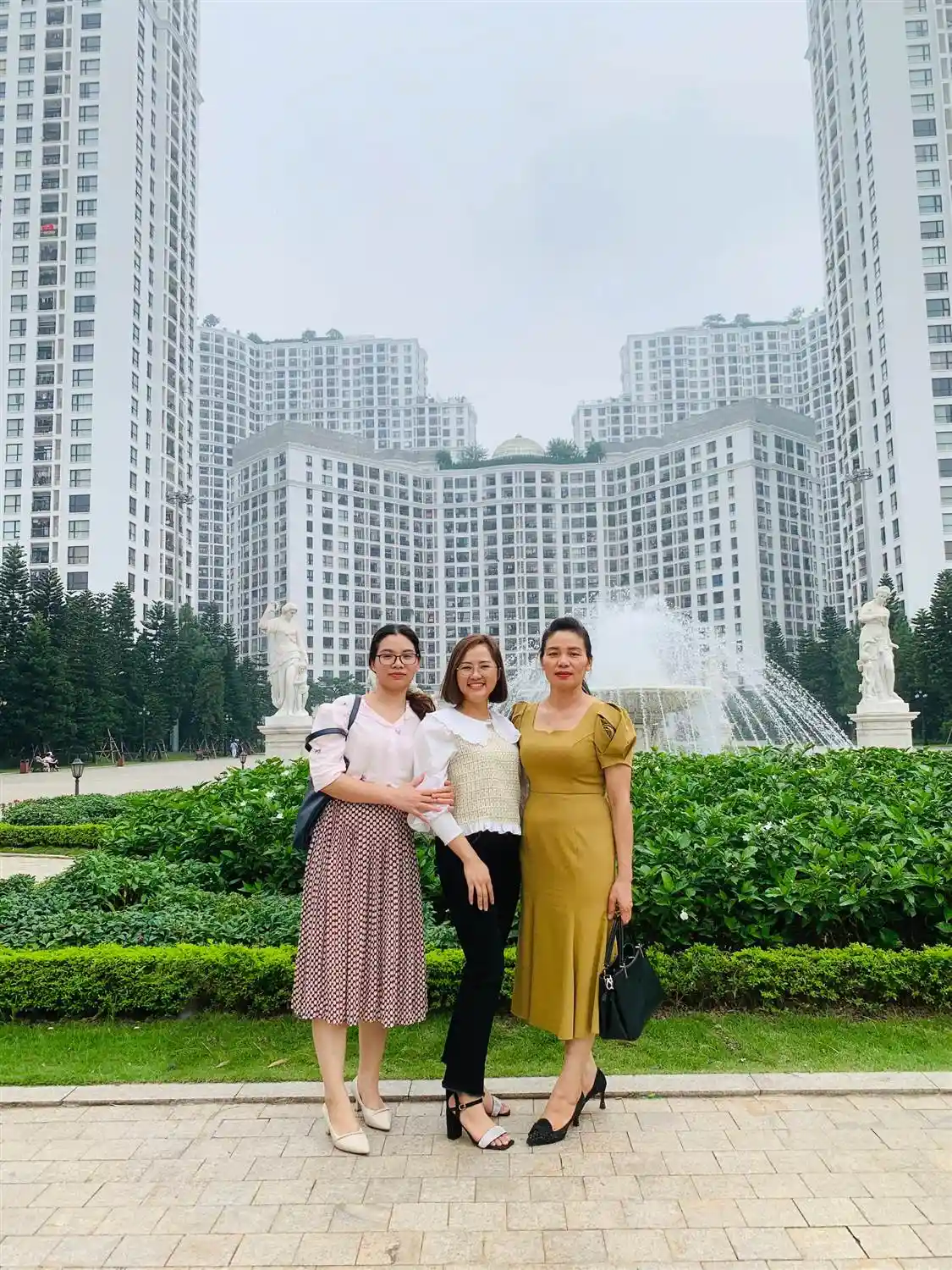 Chị em Tùng Anh family