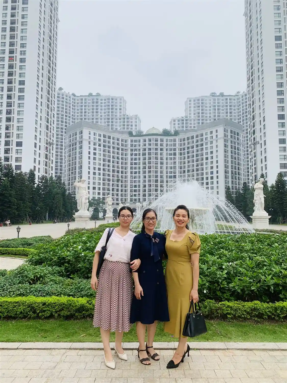 Chị em nhà giáo Tùng Anh