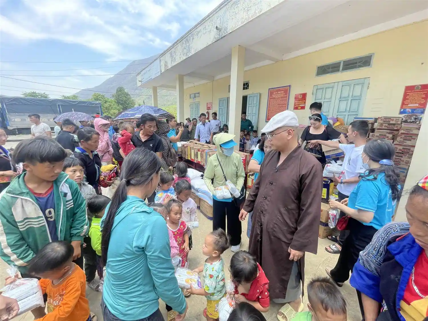 Tặng quà các em bé vùng sâu