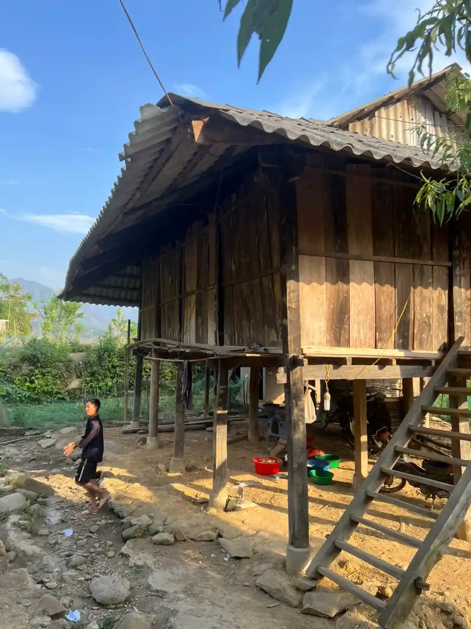 Thăm và tặng gia đình khó khăn